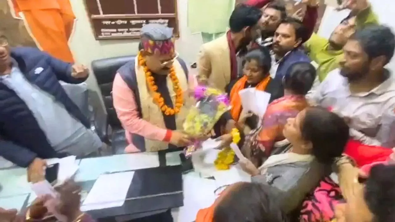 UP के कानपुर में BJP नेताओं ने चुनाव अधिकारी को थमाया जूते का बुके, मचा बवाल
