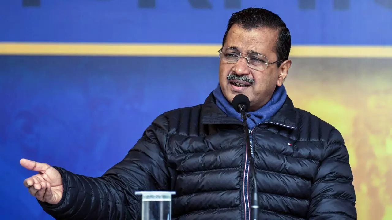 सोने की चेन, जूते-जैकेट और 10 हजार में वोट खरीद रही BJP... केजरीवाल का बीजेपी पर हमला, किए कई दावे सोने की चेन, जूते-जैकेट और 10 हजार में वोट खरीद रही BJP... केजरीवाल का बीजेपी पर हमला, किए कई दावे