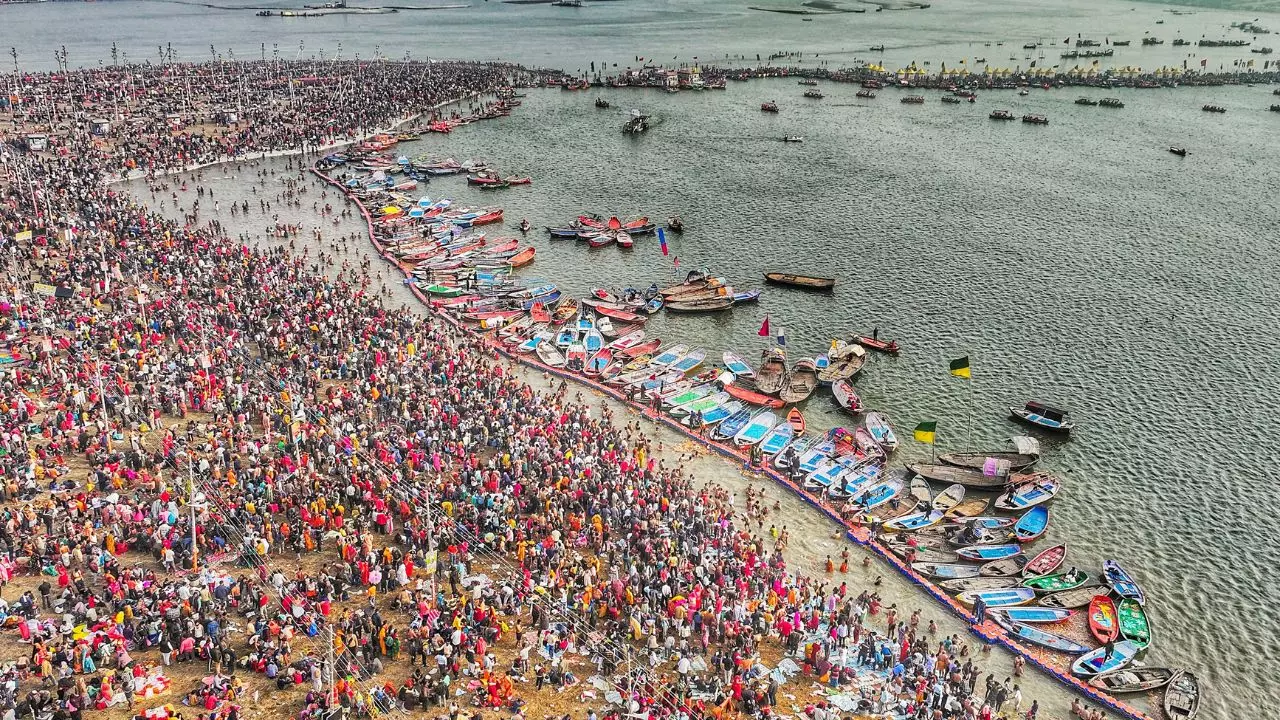 पहले अमृत स्नान में उमड़ा श्रद्धालुओं का सैलाब, देखें आस्था की डुबकी के 5 Video