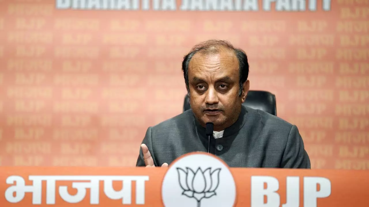 दिल्‍ली चुनाव में अफजल गुरु का जिक्र क्‍यों? NGO के मुद्दे पर बीजेपी ने AAP और सीएम आतिशी को घेरा