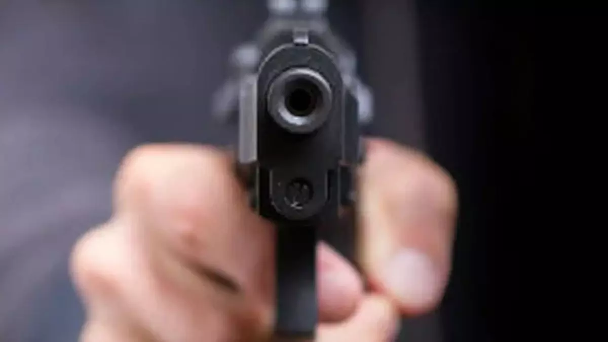 बेटी अपनी मर्जी से करना चाहती थी शादी, पिता ने भरी पंचायत और पुलिस अधिकारियों के सामने मारी गोली