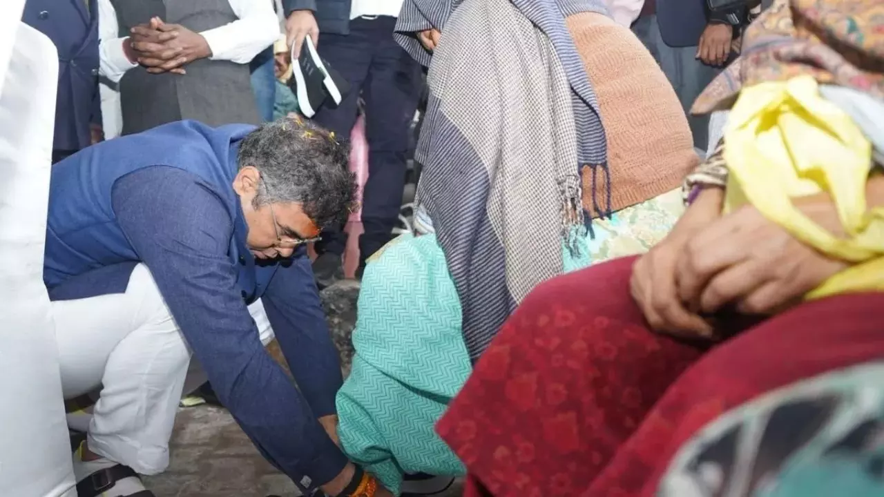 प्रवेश वर्मा को जूता बांटना पड़ा महंगा, आचार संहिता के उल्लंघन मामले में दिल्ली पुलिस ने दर्ज की FIR