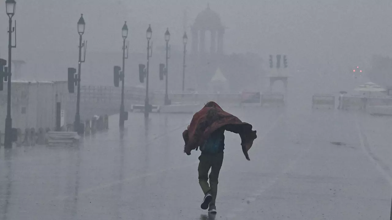 झमाझम बारिश और तेज हवाएं, दिल्ली- NCR में ठंड से हाल-बेहाल झमाझम बारिश और तेज हवाएं, दिल्ली- NCR में ठंड से हाल-बेहाल