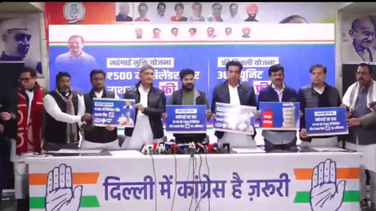 दिल्ली में कांग्रेस का नया दांव, 500 रुपये में सिलेंडर, 300 यूनिट बिजली और मुफ्त राशन का किया वादा
