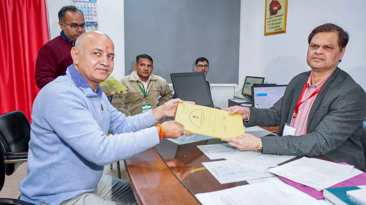 केजरीवाल की तरह ही करोड़पति हैं मनीष सिसोदिया, पर अब भी चलाते हैं ALTO