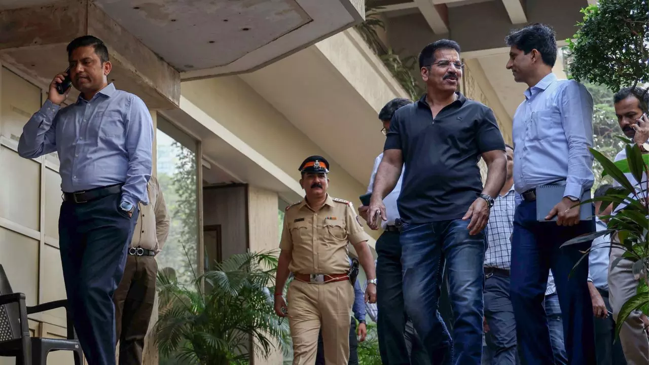 ना गार्ड, ना CCTV कैमरा! Saif-Kareena की सिक्योरिटी अरेंजमेंट देख मुंबई पुलिस भी हैरान ना गार्ड, ना CCTV कैमरा! Saif-Kareena की सिक्योरिटी अरेंजमेंट देख मुंबई पुलिस भी हैरान