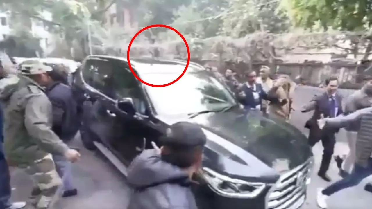 Arvind Kejriwal की गाड़ी पर हमला, फेंके गए पत्थर, AAP ने BJP कार्यकर्ताओं पर लगाया आरोप | VIDEO Arvind Kejriwal की गाड़ी पर हमला, फेंके गए पत्थर, AAP ने BJP कार्यकर्ताओं पर लगाया आरोप | VIDEO