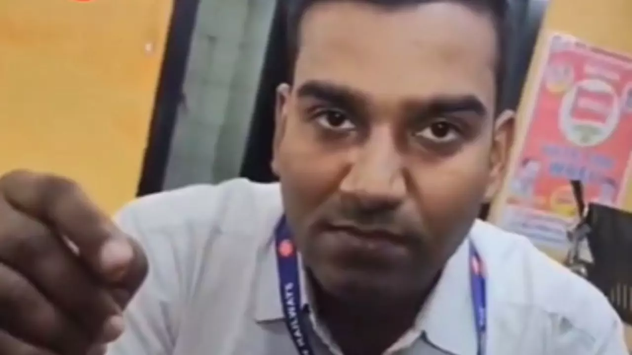 टिकट काउंटर पर 50 रुपये को लेकर पैसेंजर और रेलवे स्टाफ में हुई झड़प, Video वायरल