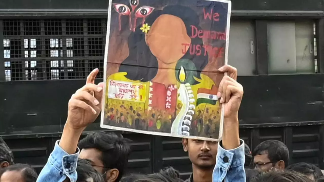 मेरी भी 3 बेटियां है और मैं पीड़िता के दर्द को... कोर्ट में गिड़गिड़ाता रहा आरोपी संजय तो मां-बहन ने कही ये बात मेरी भी 3 बेटियां है और मैं पीड़िता के दर्द को... कोर्ट में गिड़गिड़ाता रहा आरोपी संजय तो मां-बहन ने कही ये बात
