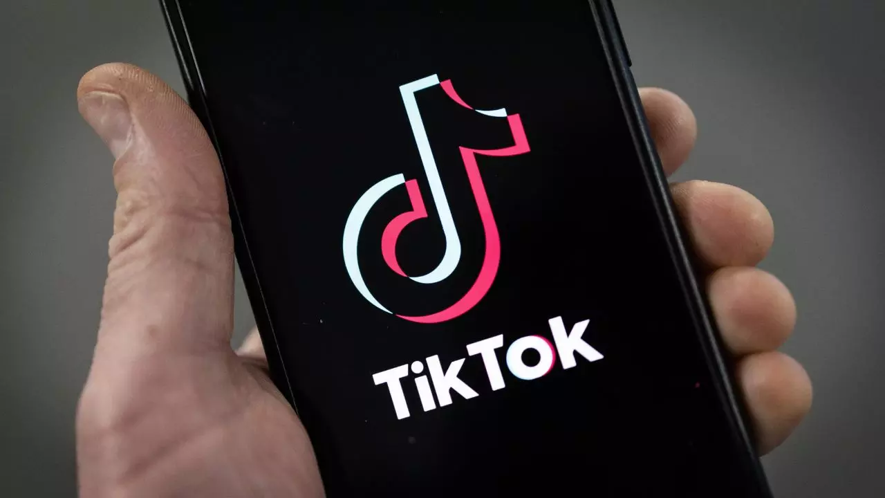 अब इस देश में TikTok पर क्यों लगा ताला? Apple-Google स्टोर से हुआ गायब अब इस देश में TikTok पर क्यों लगा ताला? Apple-Google स्टोर से हुआ गायब