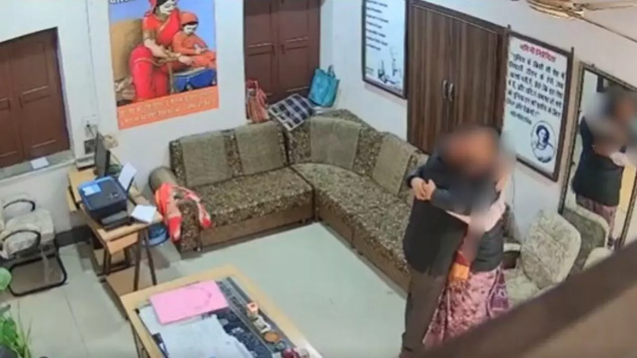 चित्तौड़गढ़ में दो टीचरों ने स्कूल को बनाया अय्याशी का अड्डा, CCTV में कैद हुई दोनों की रासलीला चित्तौड़गढ़ में दो टीचरों ने स्कूल को बनाया अय्याशी का अड्डा, CCTV में कैद हुई दोनों की रासलीला