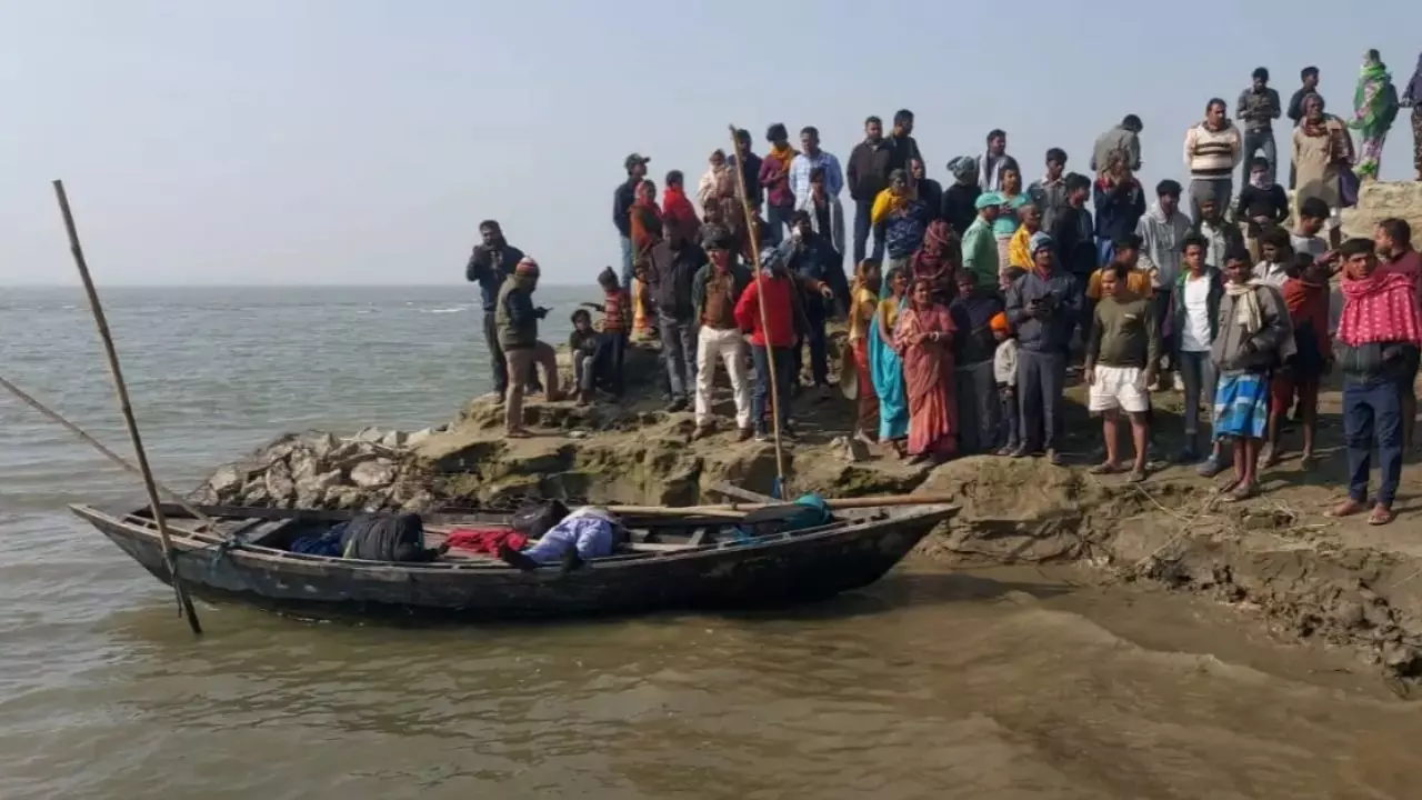 सफर हुआ जानलेवा! कटिहार में यात्रियों से भरी नाव गंगा नदी में पलटी; तीन की मौत व कई लापता