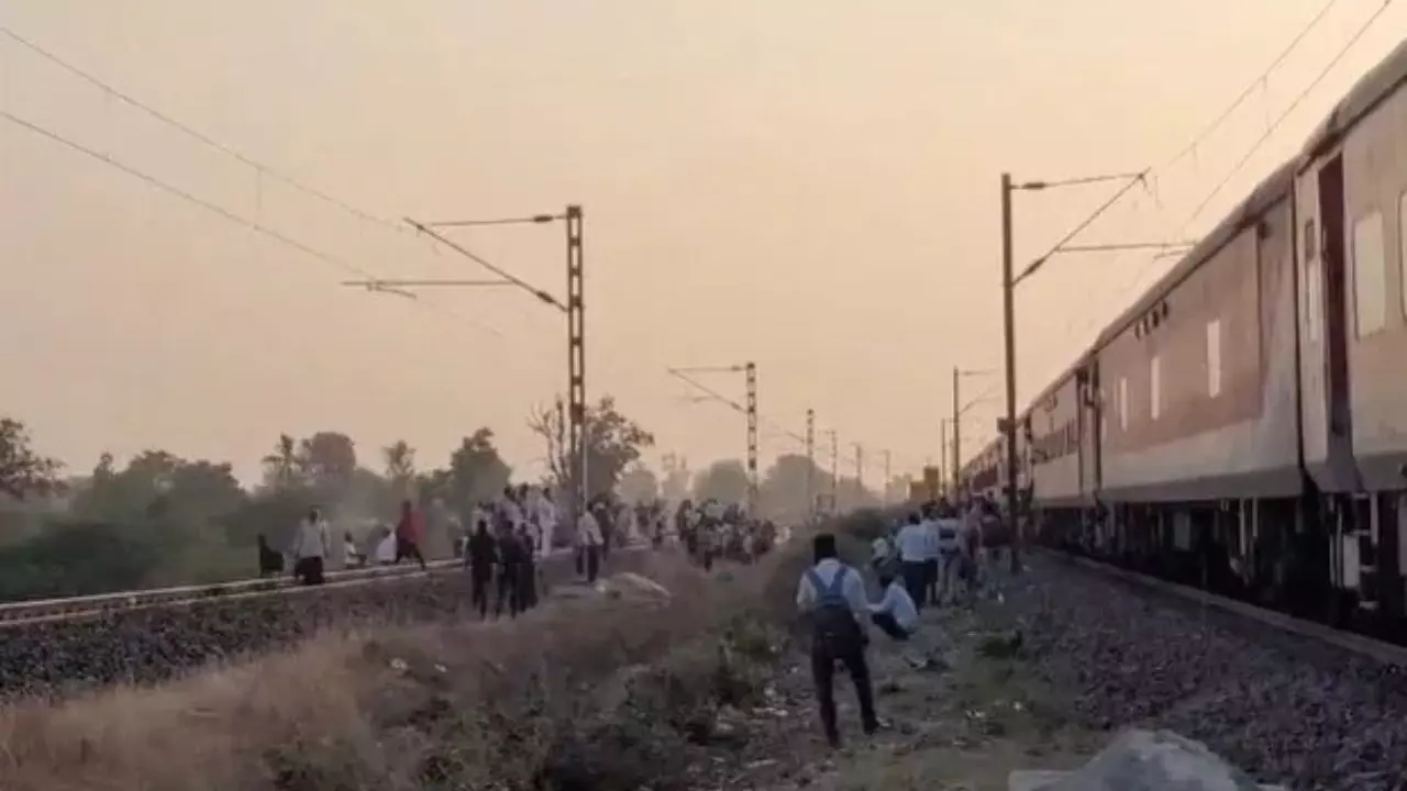महाराष्ट्र में बड़ा रेल हादसा, पटरी पर खड़े पुष्पक एक्सप्रेस के यात्रियों को दूसरी ट्रेन ने कुचला; 13 की मौत कई घायल महाराष्ट्र में बड़ा रेल हादसा, पटरी पर खड़े पुष्पक एक्सप्रेस के यात्रियों को दूसरी ट्रेन ने कुचला; 13 की मौत कई घायल
