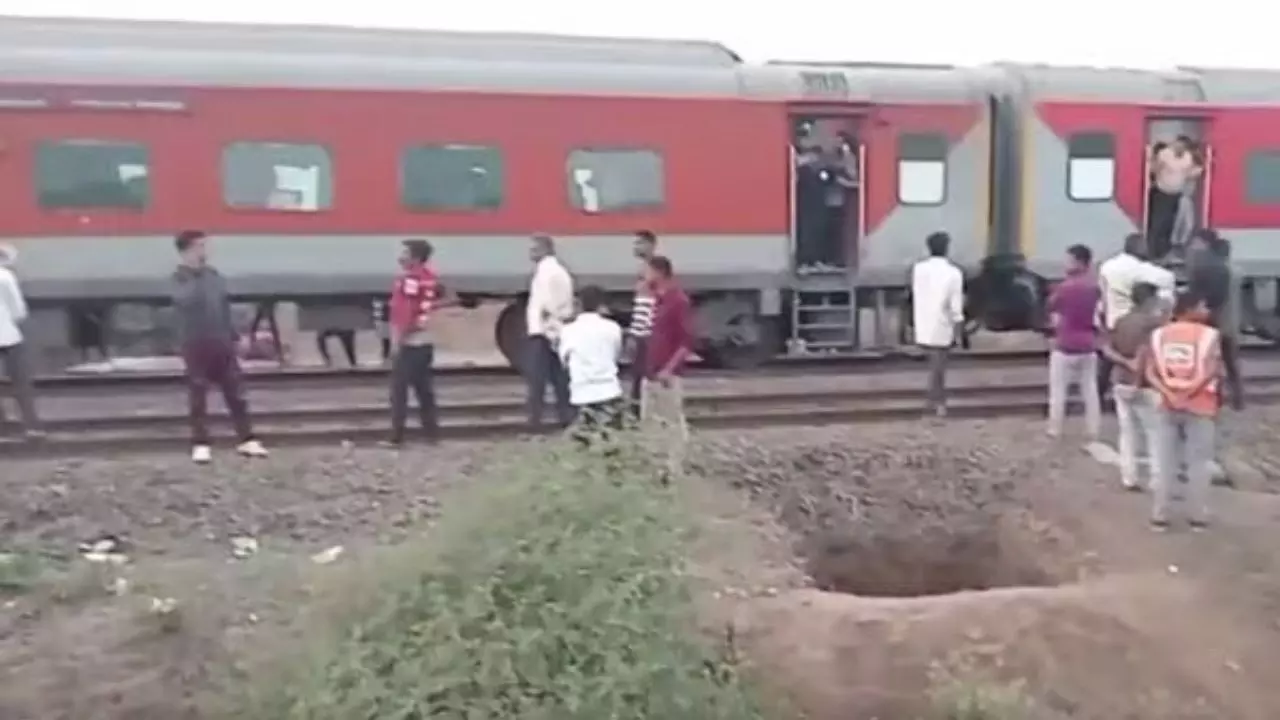 कैसे फैली पुष्पक एक्सप्रेस में आग की अफ़वाह? जान बचाने के लिए कूदे लोग,13 यात्रियों की गई जान- Inside Story कैसे फैली पुष्पक एक्सप्रेस में आग की अफ़वाह? जान बचाने के लिए कूदे लोग,13 यात्रियों की गई जान- Inside Story