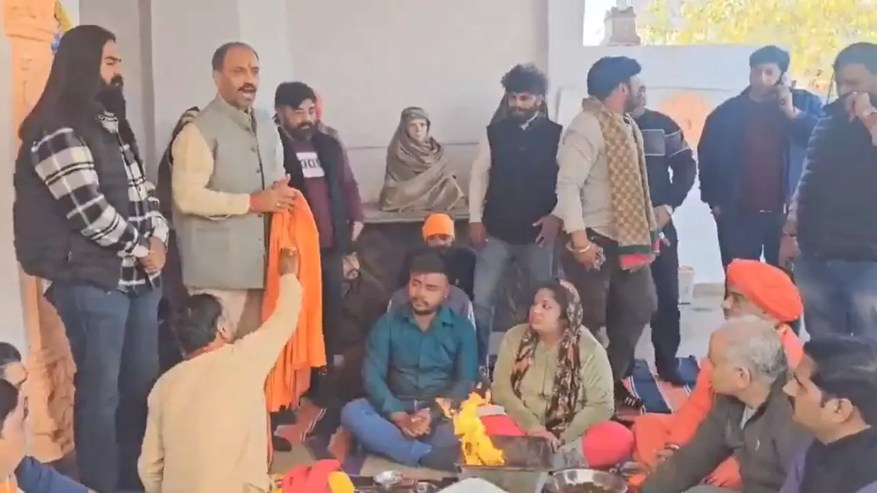 गाजियाबाद में मुस्लिम दंपति ने अपनाया हिंदू धर्म, शहजाद बने शिव कुमार व पत्नी बनीं साक्षी