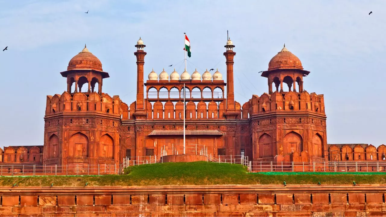 क्या कभी सफेद हुआ करता था Lal Qila, सोशल मीडिया के दावों में कितना है दम?