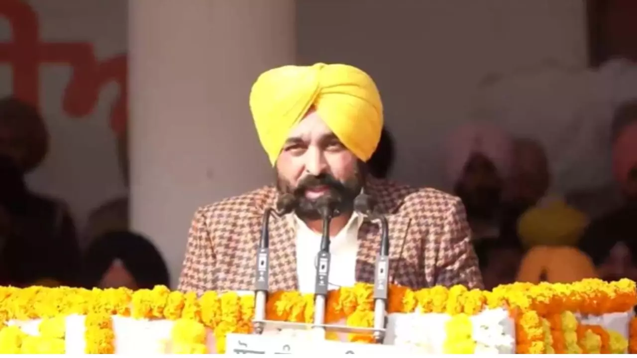 गणतंत्र दिवस पर मान ने उठाया किसानों का मुद्दा, कहा- ट्रैक्टरों का मुंह दिल्ली की बजाए खेतों की तरफ चाहिए गणतंत्र दिवस पर मान ने उठाया किसानों का मुद्दा, कहा- ट्रैक्टरों का मुंह दिल्ली की बजाए खेतों की तरफ चाहिए