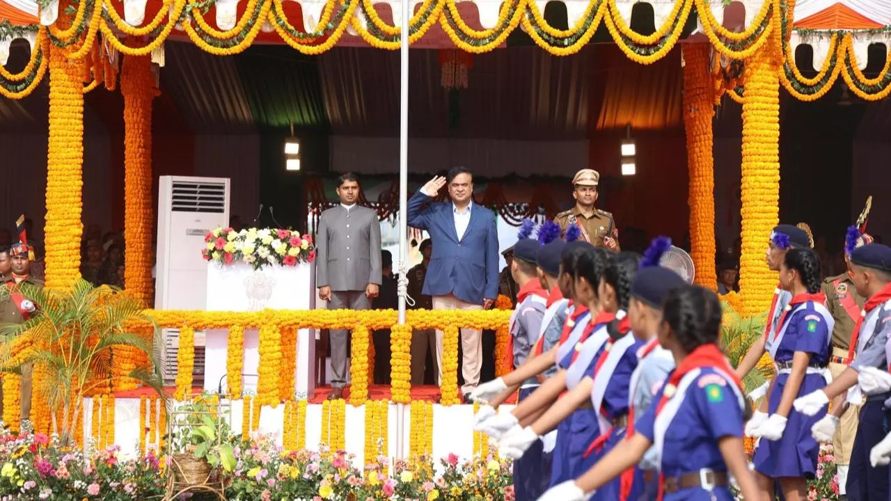 गुवाहाटी छोड़ उल्फा का गढ़ डिब्रूगढ़ में CM सरमा ने क्यों फहराया तिरंगा? कहा- जो वादा किया उसे पूरा किया गुवाहाटी छोड़ उल्फा का गढ़ डिब्रूगढ़ में CM सरमा ने क्यों फहराया तिरंगा? कहा- जो वादा किया उसे पूरा किया