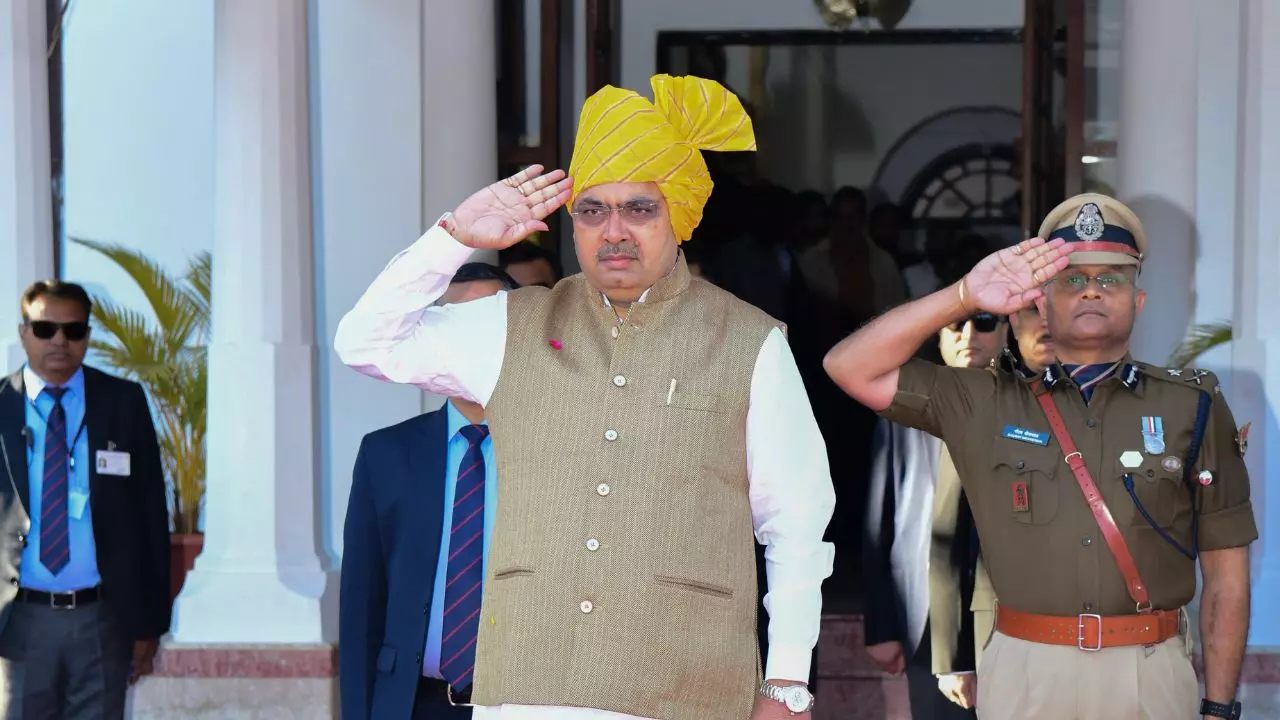 उदयपुर में CM भजनलाल शर्मा ने फहराया तिरंगा, डिप्टी सीएम ने कहा- हम सभी को संविधान पर गर्व