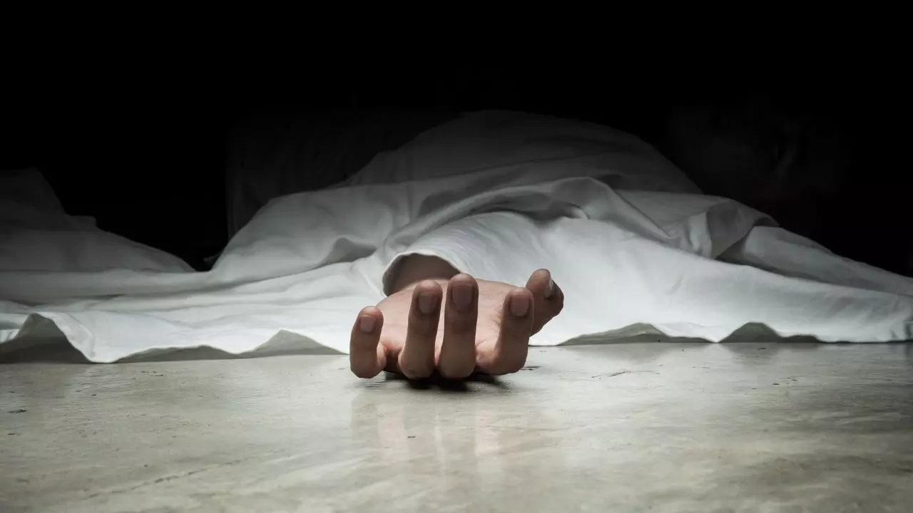 Delhi: पूर्वी दिल्ली में जली हुई लाश मिलने से हड़कंप, जांच में जुटी पुलिस की चार टीमें