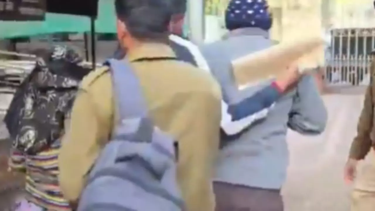 पीड़िता कोर्ट में ही आरोपी को मारने लगी थप्पड़ पे थप्पड़, कहा- तूने मेरा जीवन बर्बाद कर दिया