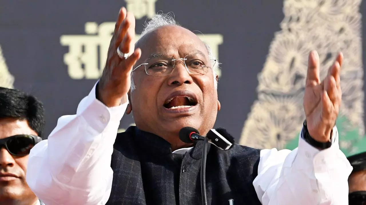 गंगा नहाने से दूर नहीं होगी गरीबी, योगी-शाह के महाकुंभ स्नान पर कांग्रेस अध्यक्ष खरगे का तंज