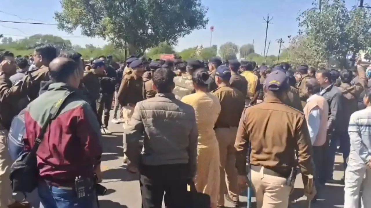 MP के जबलपुर में दो पक्षों के बीच खूनी संघर्ष, लाठी-तलवार से 4 लोगों को उतारा मौत के घाट