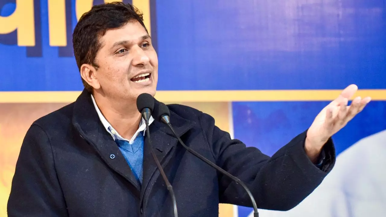 दिल्ली में देश के दुश्मनों को BJP खिला रही बिरयानी, AAP का बड़ा हमला- बॉर्डर पार से कैसे आए बांग्लादेशी?