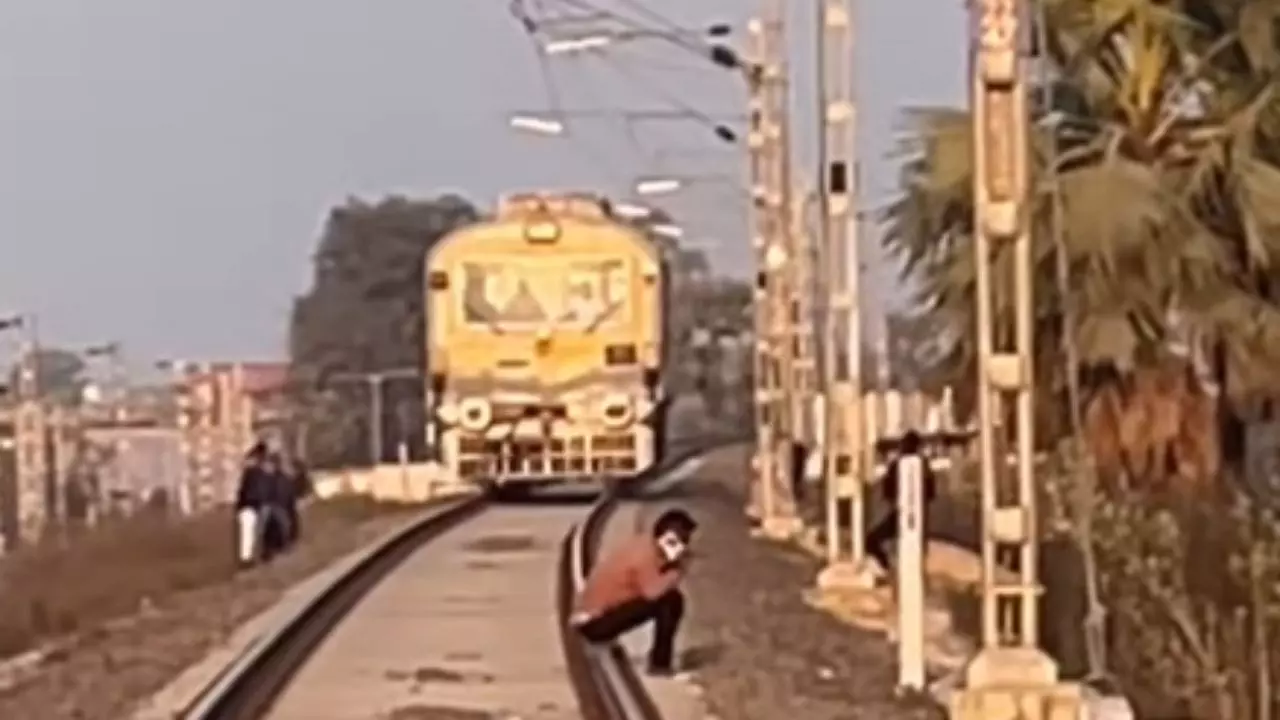 रेल की पटरी पर बैठा प्रेमिका से बतिया रहा था युवक, ट्रेन मारती रही हॉर्न, फिर भी करता रहा इश्कबाजी