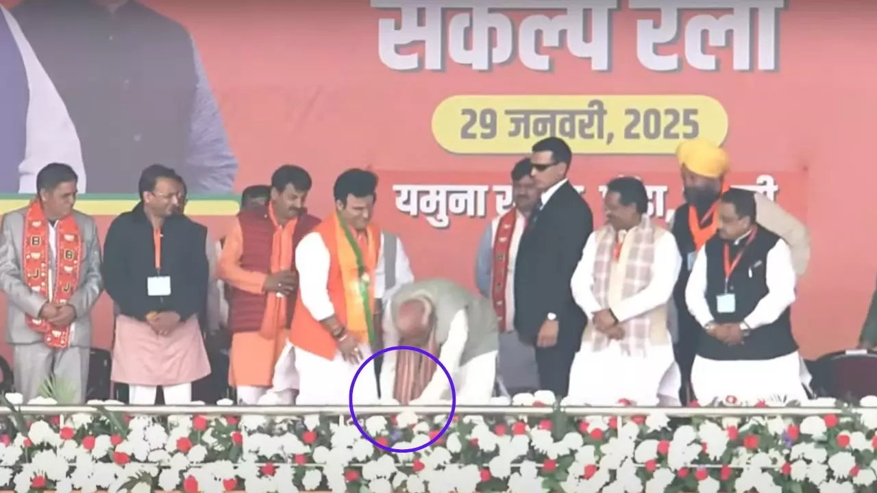 क्यों भरे मंच पर बीजेपी उम्मीदवार के पैर छूने लगे पीएम मोदी, अवध ओझा के खिलाफ मैदान में हैं रविंद्र नेगी क्यों भरे मंच पर बीजेपी उम्मीदवार के पैर छूने लगे पीएम मोदी, अवध ओझा के खिलाफ मैदान में हैं रविंद्र नेगी
