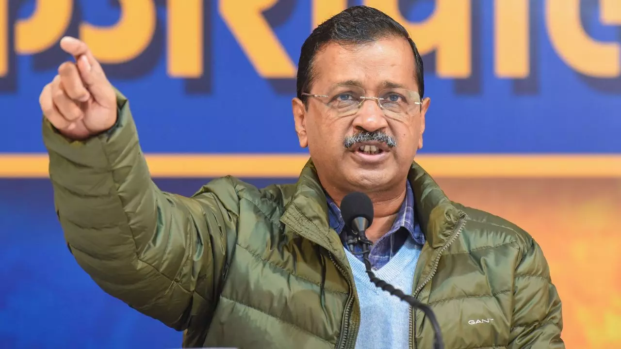 राजनीति करनी है तो लड़ लें चुनाव- ECI चीफ को केजरीवाल का चैलेंज