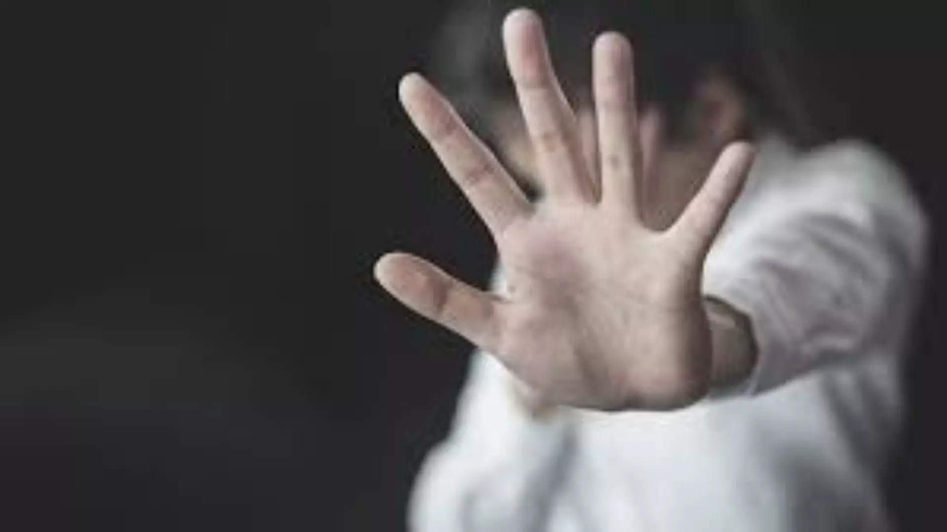 बच्चों के सामने किया महिला का रेप, दरिंदगी के बाद डाला तेजाब