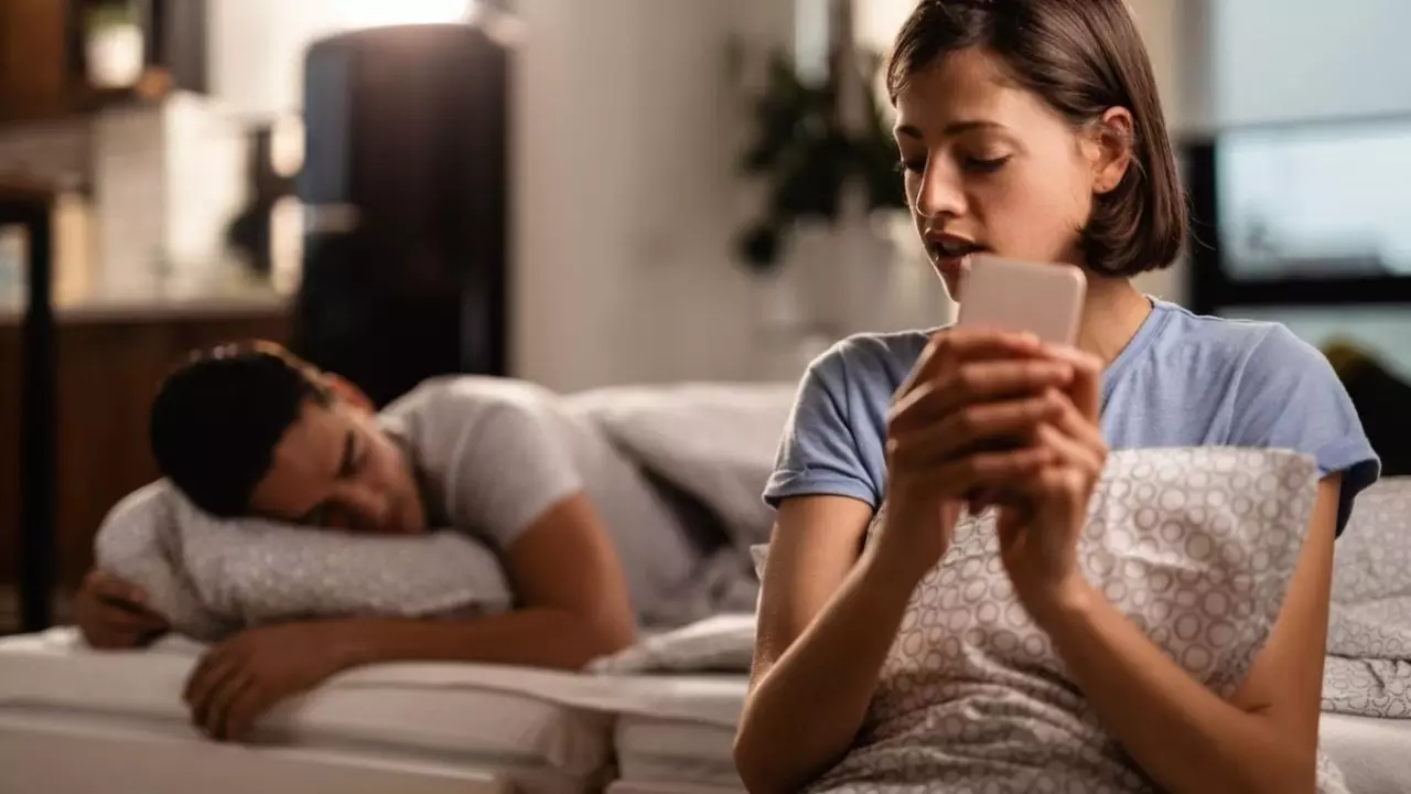 Relationship Tips: ब्वॉयफ्रेंड से मिल रहे हैं ये हिंट, तो संभल जाएं, मिल सकता है धोखा Relationship Tips: ब्वॉयफ्रेंड से मिल रहे हैं ये हिंट, तो संभल जाएं, मिल सकता है धोखा