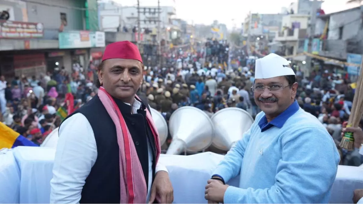अखिलेश यादव का कांग्रेस को जोर का झटका, केजरीवाल के साथ किया रोड शो; बोले- 70 सीटों पर चलेगी झाड़ू
