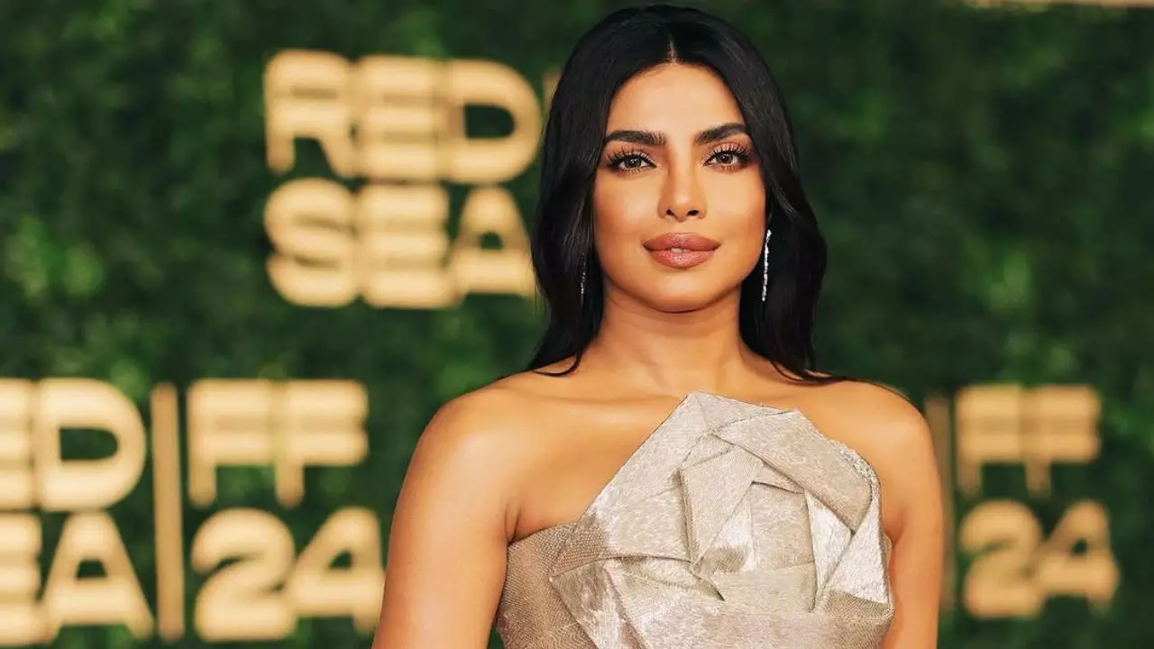 अंडरगारमेंट दिखना चाहिए... जब Priyanka Chopra से डायरेक्टर ने की अजीब डिमांड अंडरगारमेंट दिखना चाहिए... जब Priyanka Chopra से डायरेक्टर ने की अजीब डिमांड