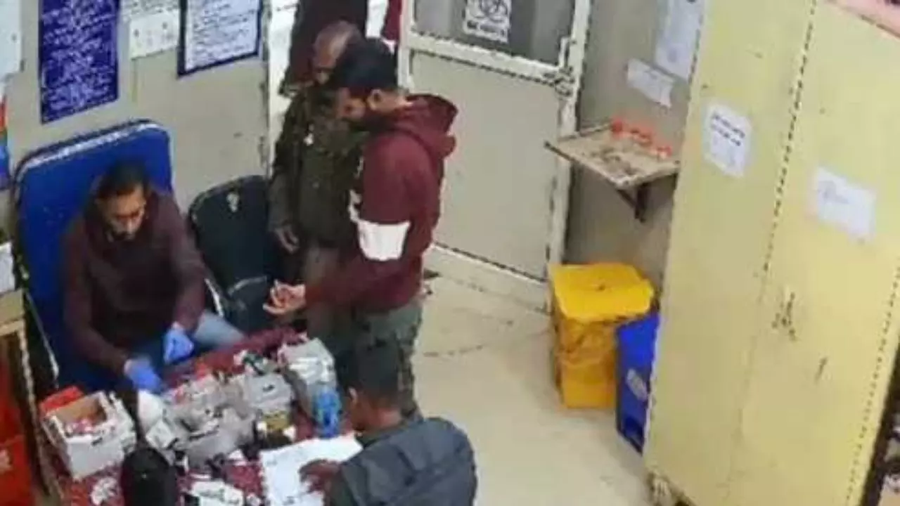 अधिकारी कराते रह गए मसाज, मौका देखकर आरोपी हुआ फरार; पुलिस प्रशासन पर उठ रहे सवाल अधिकारी कराते रह गए मसाज, मौका देखकर आरोपी हुआ फरार; पुलिस प्रशासन पर उठ रहे सवाल