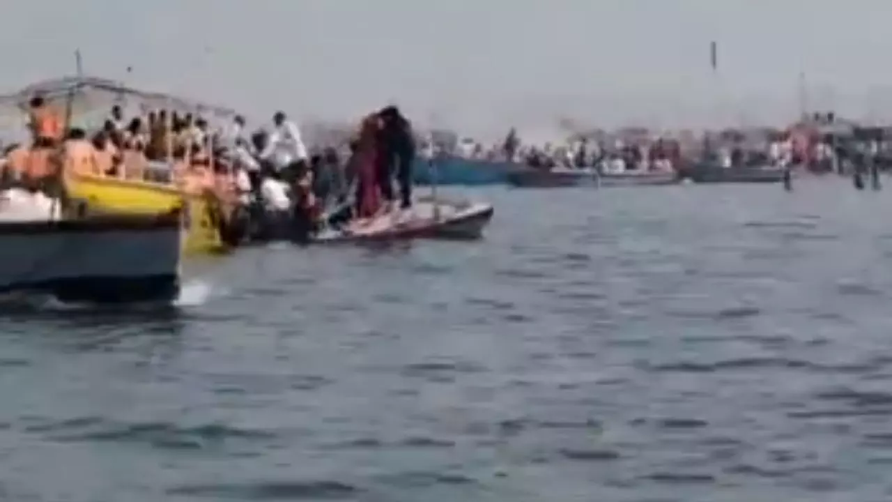 वाराणसी में बड़ा हादसा, यात्रियों से भरी नाव गंगा में डूबी; करीब 60 लोग थे सवार