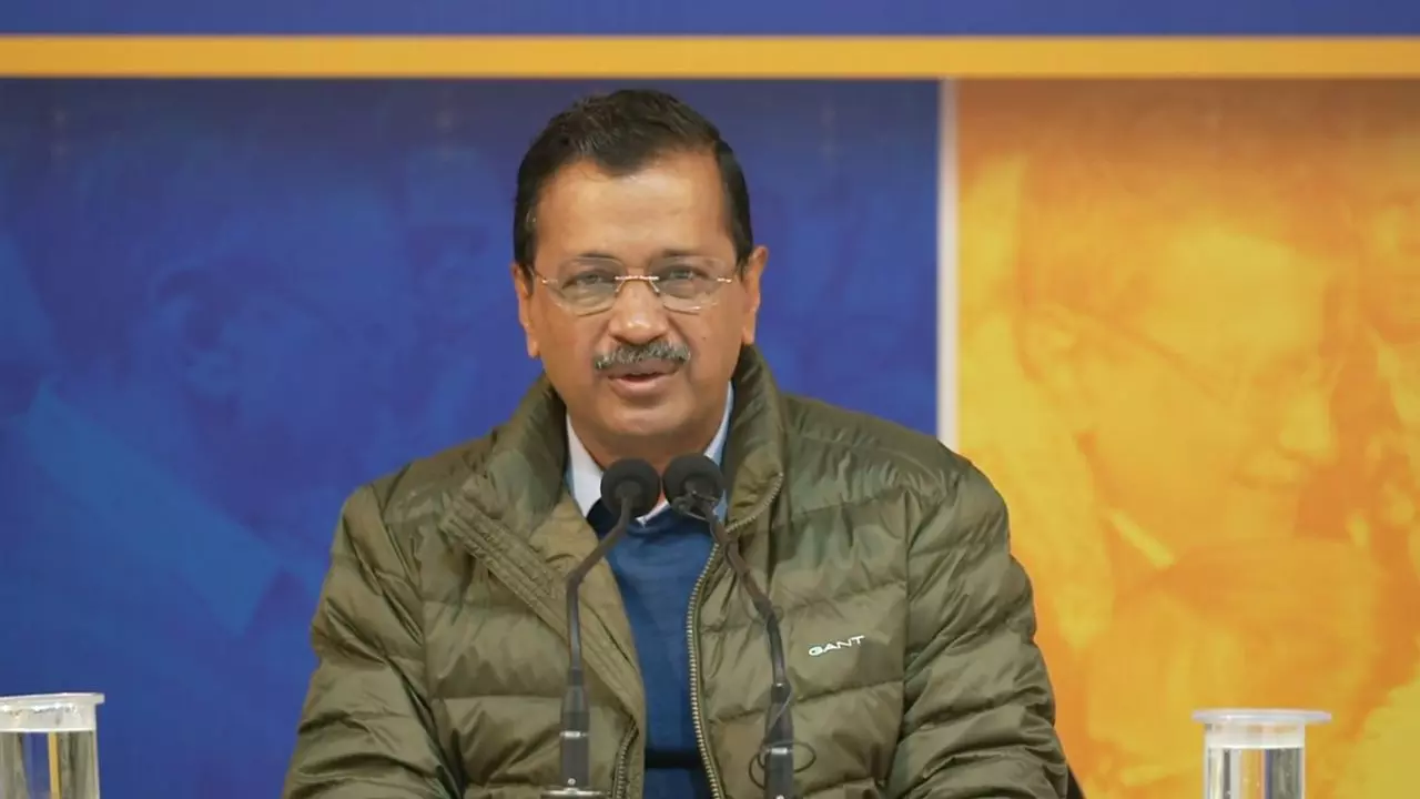 आप का बचत पत्र: केजरीवाल ने कहा- अरबपतियों का कर्ज माफ़ न हो तो मिडिल क्लास को मिलेगी राहत