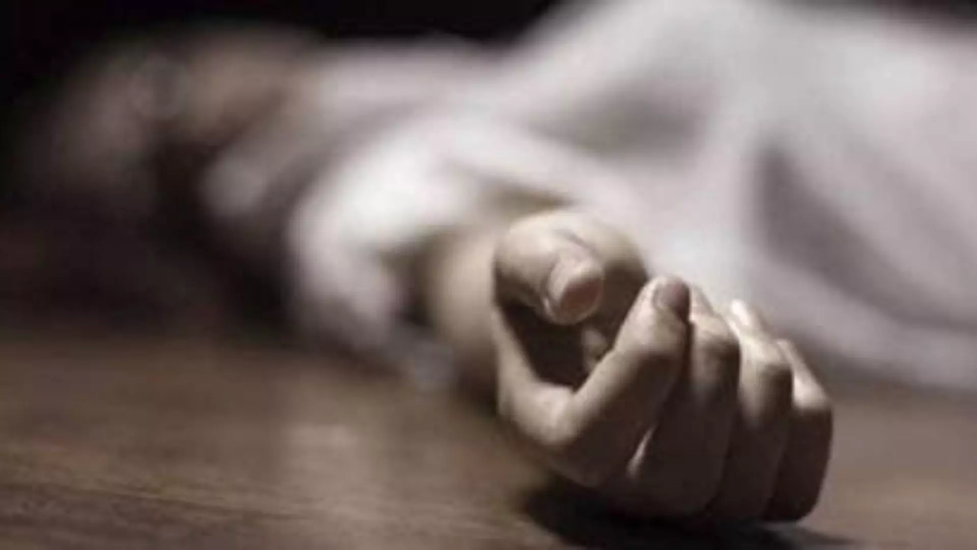 कहानी दो बेटियों की, जिन्होंने मां के शव के साथ बिताए 9 दिन; वजह उड़ा देगी होश कहानी दो बेटियों की, जिन्होंने मां के शव के साथ बिताए 9 दिन; वजह उड़ा देगी होश