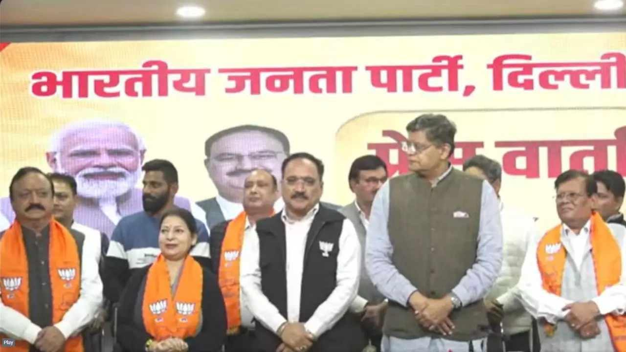AAP को झटका, बीजेपी में शामिल हुए केजरीवाल के आठ धुरंधर विधायक; टिकट कटने से थे नाराज