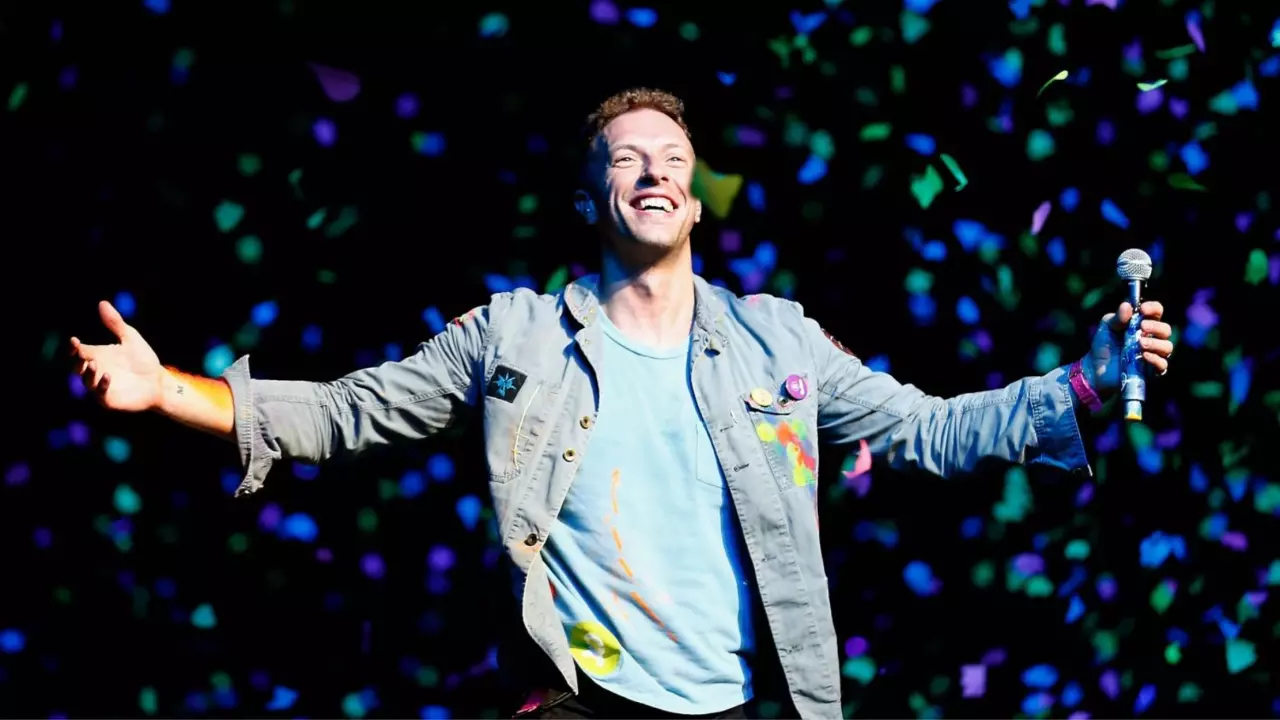 त्रिवेणी संगम में कोल्डप्ले फेम Chris Martin ने पार्टनर Dakota Johnson के साथ लगाई डुबकी, वीडियो वायरल