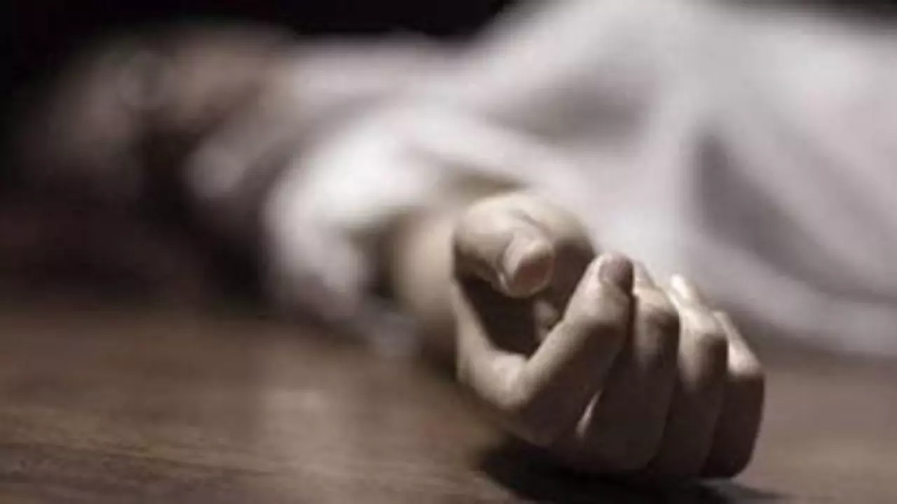 कहानी दो बेटियों की, जिन्होंने मां के शव के साथ बिताए 9 दिन; वजह उड़ा देगी होश