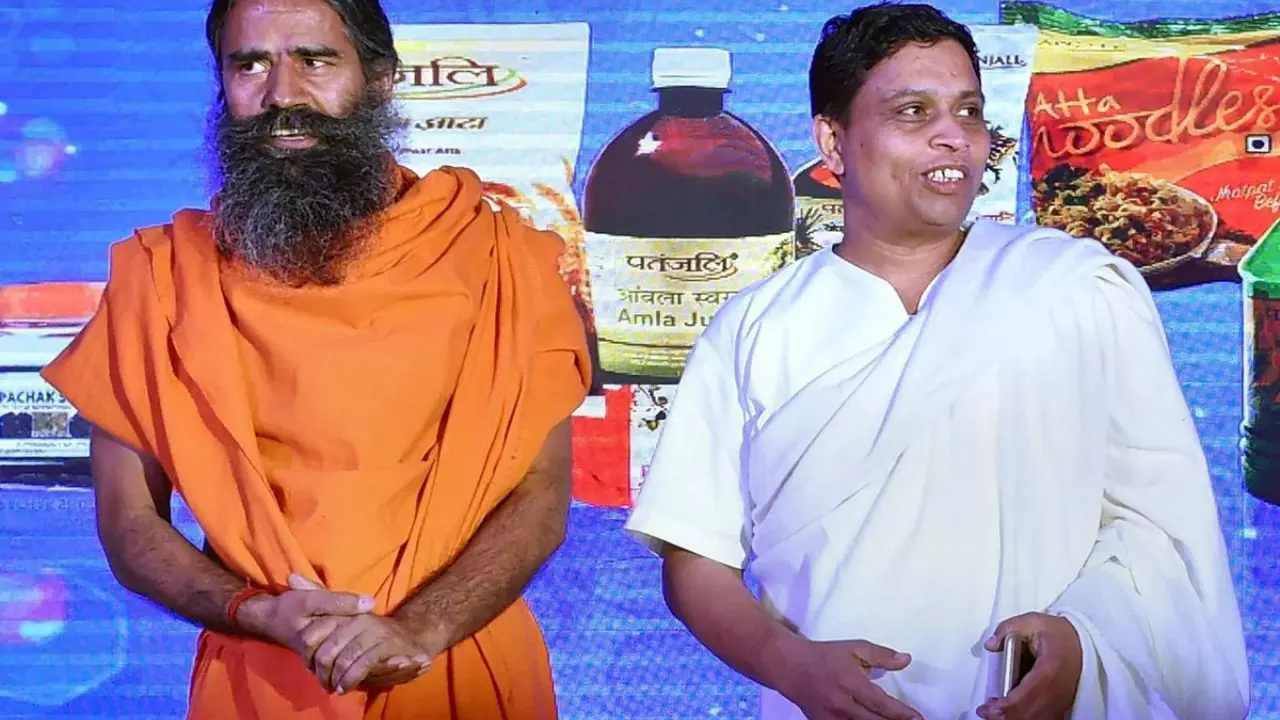 किस मामले में कोर्ट ने बाबा रामदेव और बालकृष्ण के खिलाफ जारी किया गैर-जमानती वारंट?