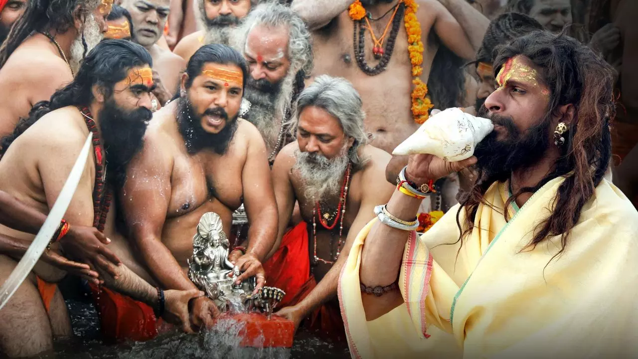 वॉर रूम से मॉनिटरिंग, हेलीकॉप्टर से पुष्पवर्षा, बसंत पंचमी पर महाकुंभ में तीसरा अमृत स्नान जारी | 5 VIDEO