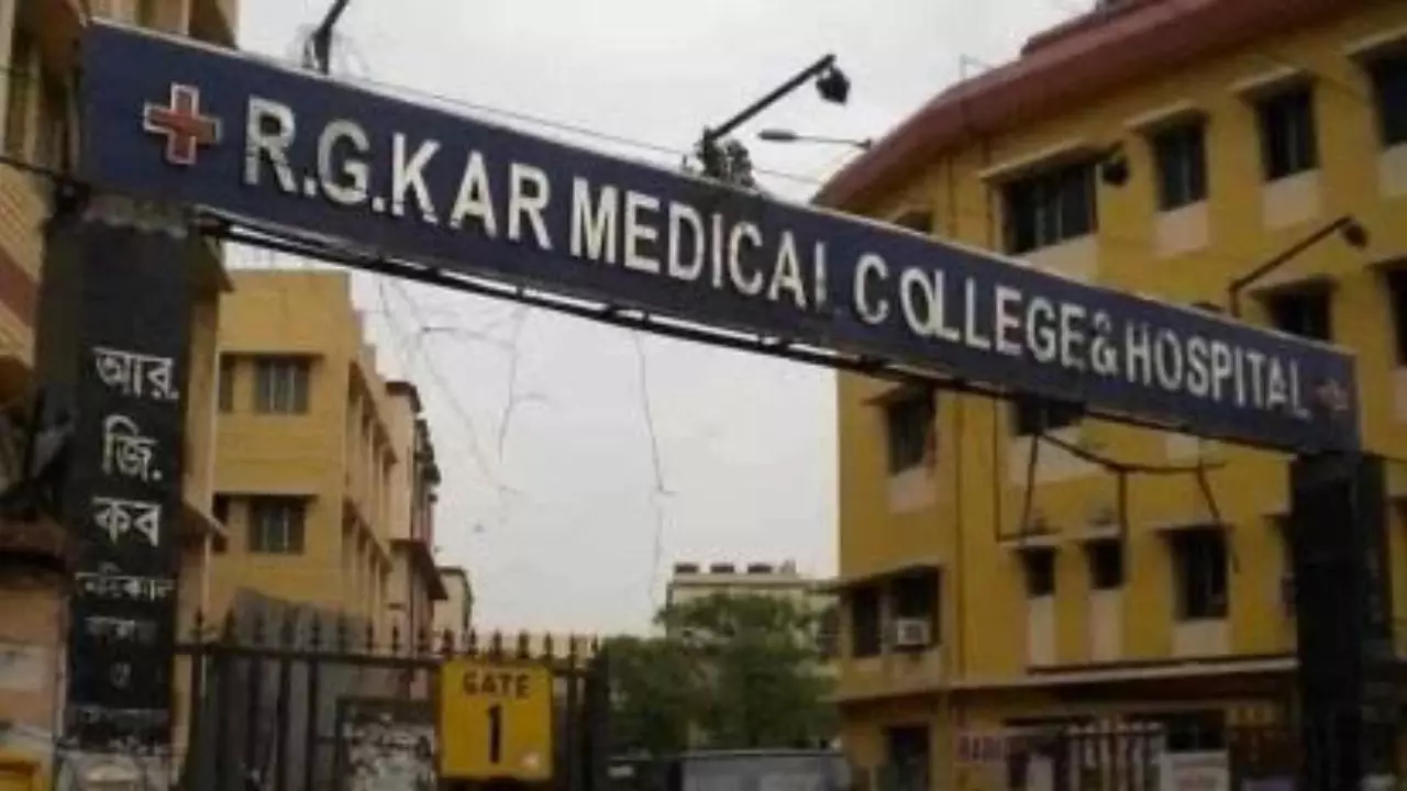 अस्पताल क्वार्टर में कोलकाता आरजी कर मेडिकल कॉलेज की छात्रा की लाश मिलने से सनसनी अस्पताल क्वार्टर में कोलकाता आरजी कर मेडिकल कॉलेज की छात्रा की लाश मिलने से सनसनी