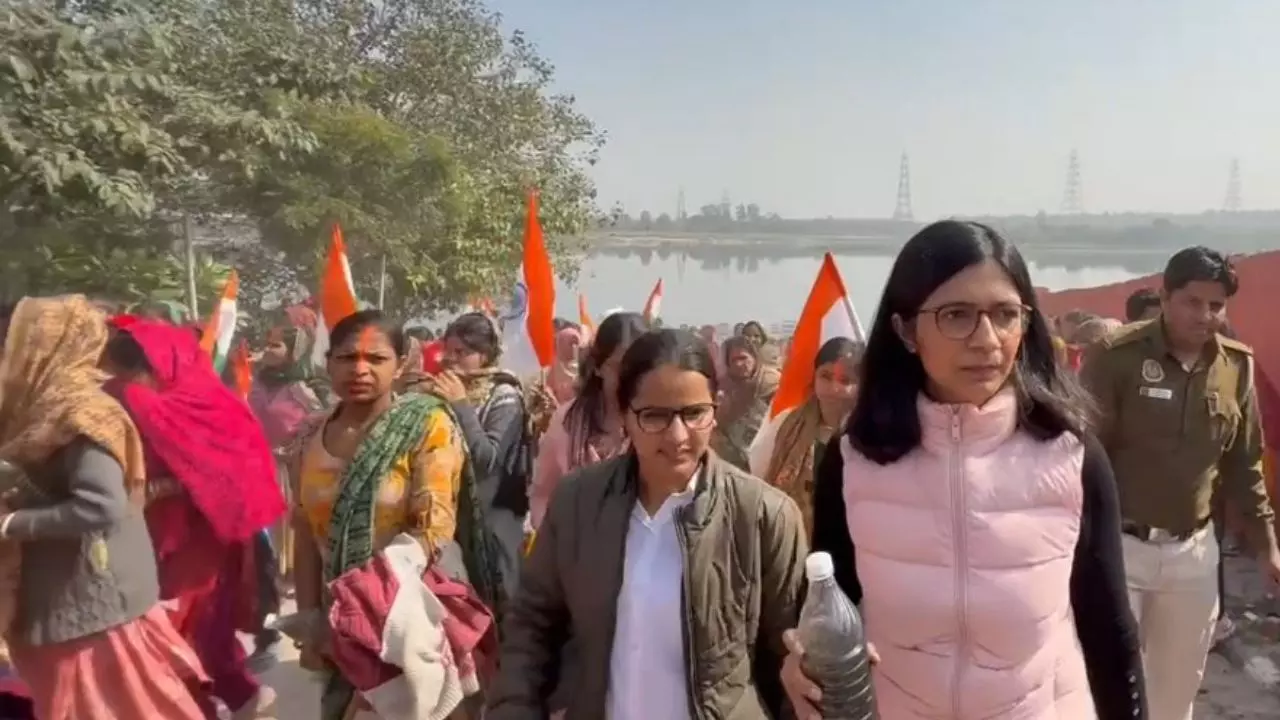 कूड़े के बाद यमुना का गंदा पानी लेकर केजरीवाल के घर पहुंची स्‍वाति मालीवाल, फिर उठा ले गई पुलिस | VIDEO
