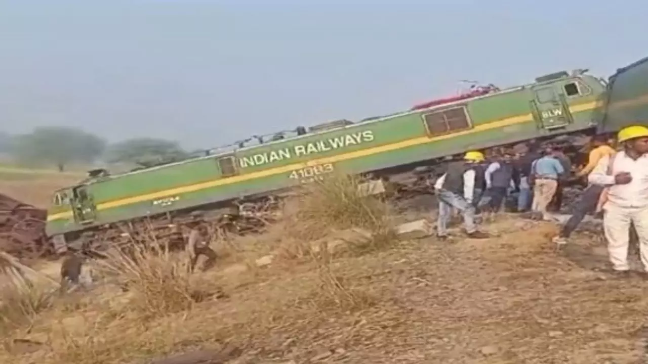 UP: फतेहपुर में एक ही ट्रैक पर दो माल गाड़ियां आपस में भिड़ीं | VIDEO UP: फतेहपुर में एक ही ट्रैक पर दो माल गाड़ियां आपस में भिड़ीं | VIDEO