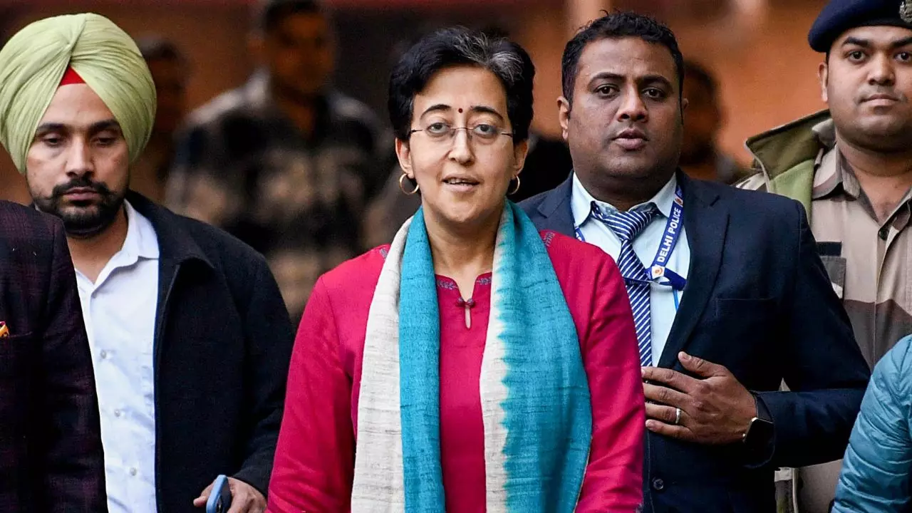 दिल्ली चुनाव से एक दिन पहले CM आतिशी पर संकट, आचार संहिता के उल्लंघन समेत दो-दो मामले दर्ज