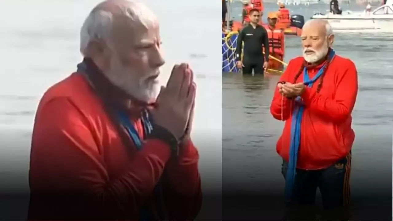 हाथ में रुद्राक्ष की माला लिए मंत्रोच्चार के साथ गंगा पूजन, PM Modi ने लगाई संगम तट पर आस्था की डुबकी | VIDEO