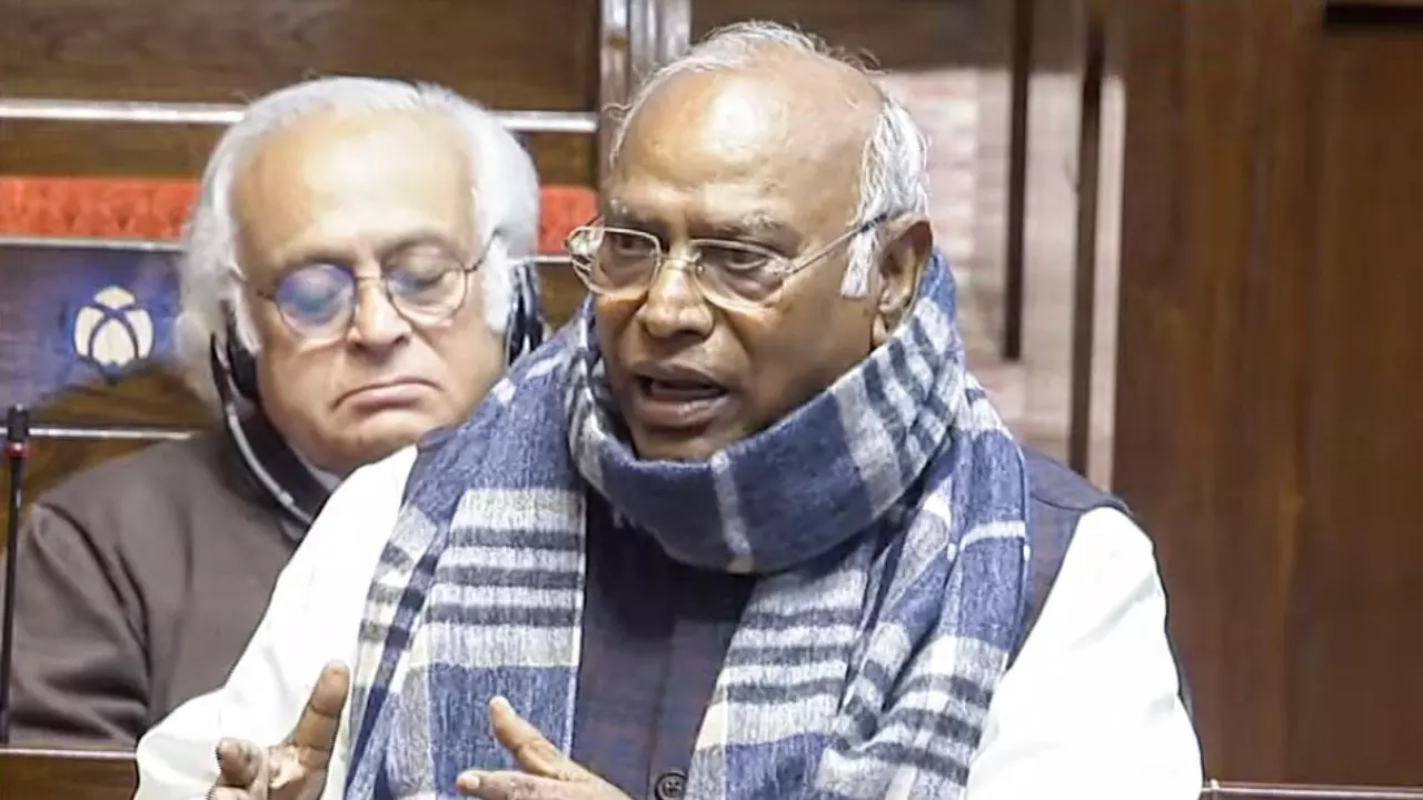 मैं तेरे बाप का भी दोस्त था, संसद में क्यों फूटा कांग्रेस चीफ खरगे का गुस्सा? मैं तेरे बाप का भी दोस्त था, संसद में क्यों फूटा कांग्रेस चीफ खरगे का गुस्सा?